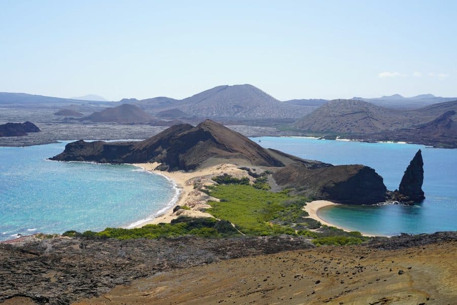 Una playa curva y cerros volcánicos en Galápagos