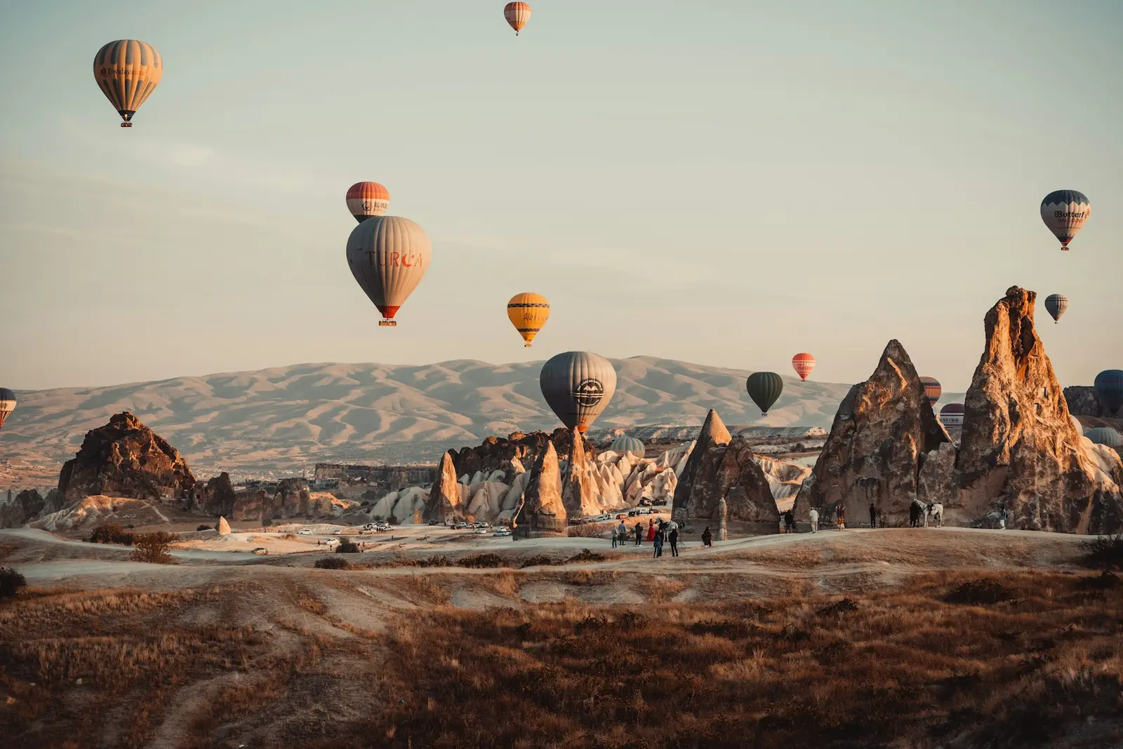 Globos aerostáticos flotando sobre las formaciones rocosas de Capadocia