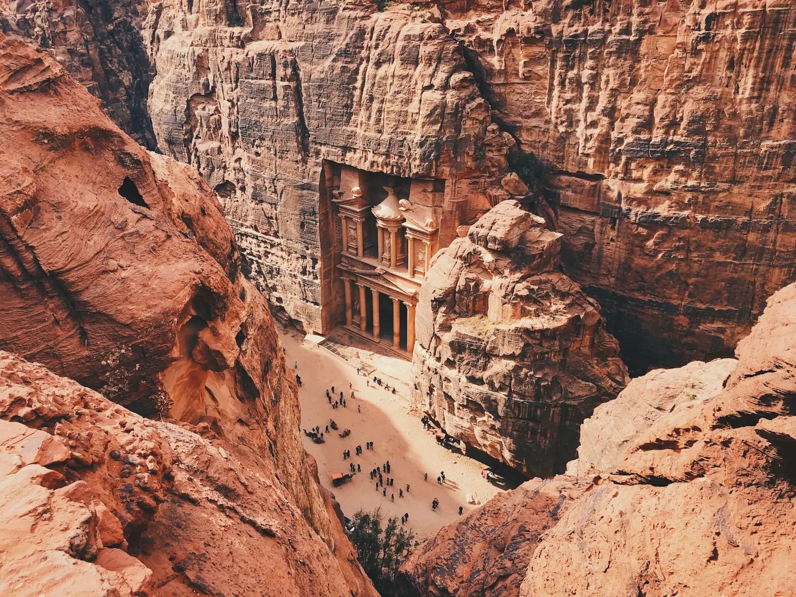El Tesoro de Petra tallado en un acantilado de arenisca, visto desde arriba
