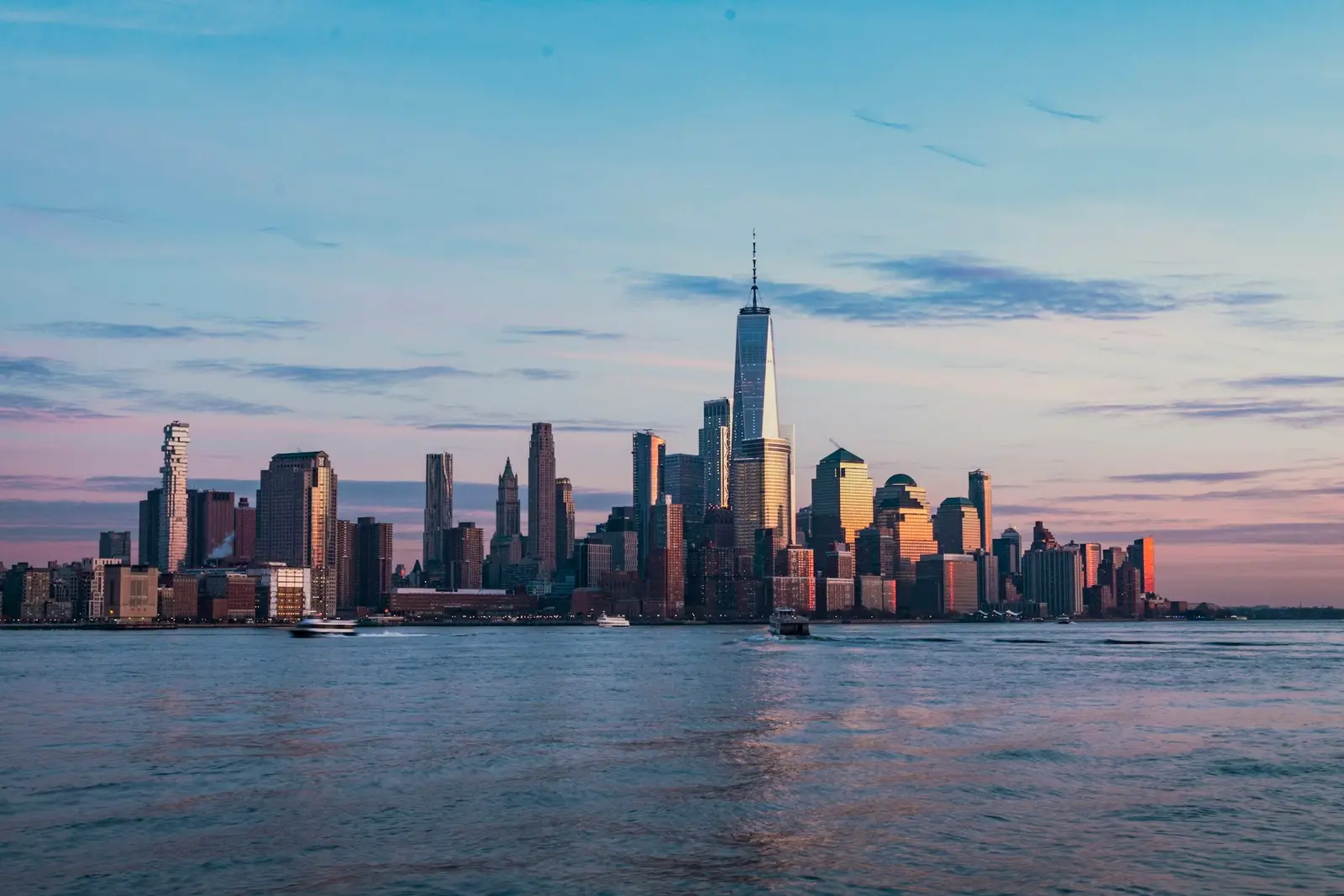El skyline del Bajo Manhattan al otro lado del río Hudson al atardecer