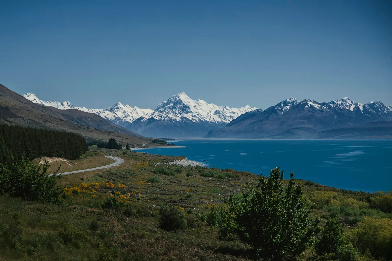 Aoraki/Mount Cook and the Southern Alps above the blue water of Lake Pukaki