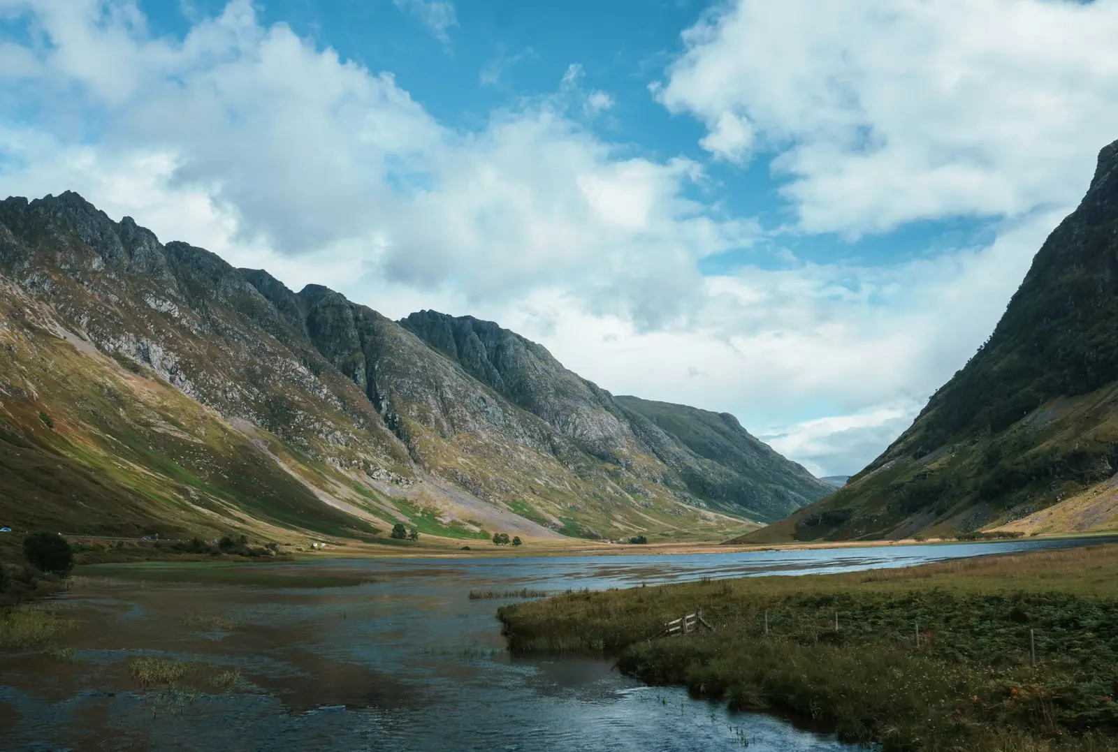 Montañas verdes y empinadas sobre un lago en Glencoe