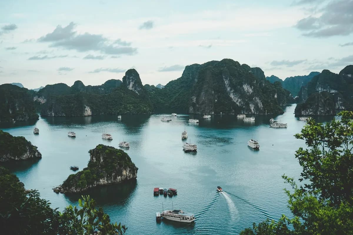 Islas de piedra caliza y barcos en la bahía de Ha Long