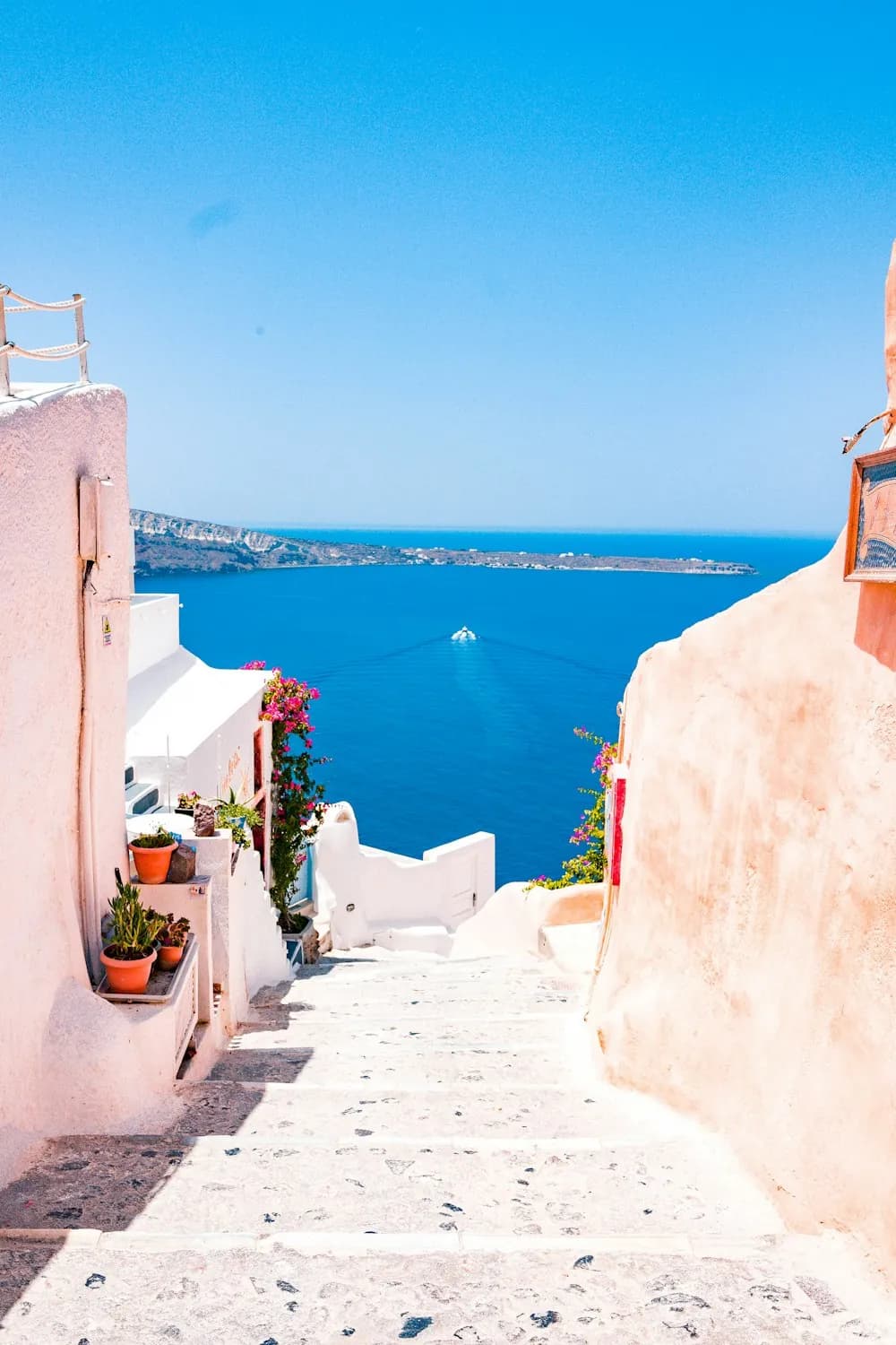Escalones blancos hacia el mar azul en Santorini