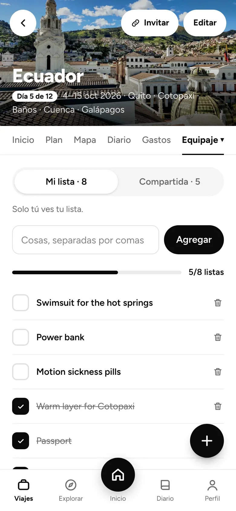Una lista de equipaje con cosas marcadas